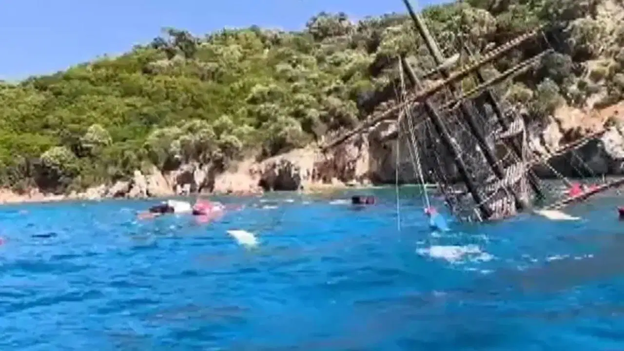 Muğla Marmaris'te tur teknesi battı: Cennet Adası açıklarında kurtarma operasyonu
