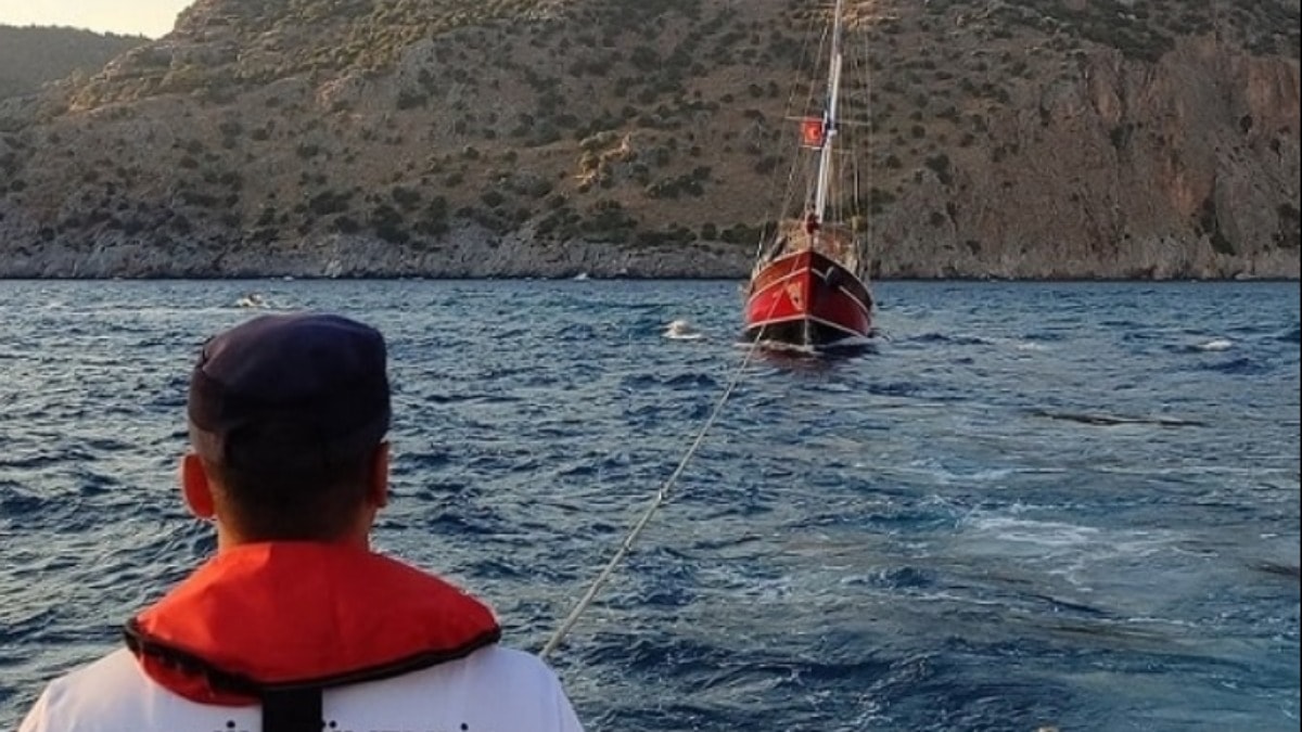 Muğla Ortaca açıklarında sürüklenen yattaki 4 kişi kurtarıldı