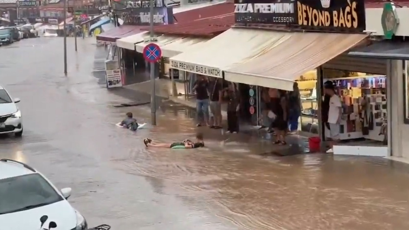 Muğla'da Sağanak Hayatı Felç Etti: Ana Caddede Rafting