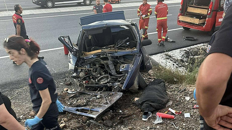 Muğla Seydikemer'de feci kaza: Otomobil refüje çarptı, 2 ölü