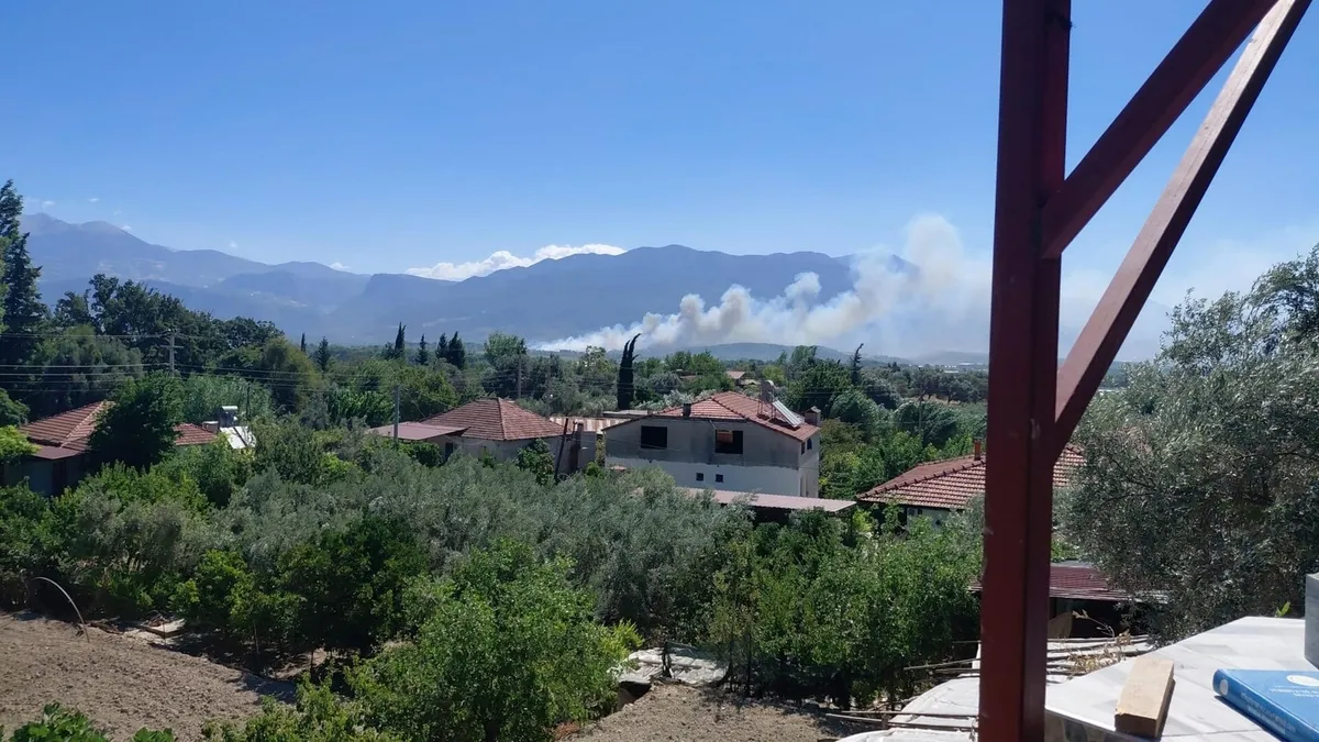 Muğla Seydikemer'de orman yangını söndürme çalışmaları sürüyor