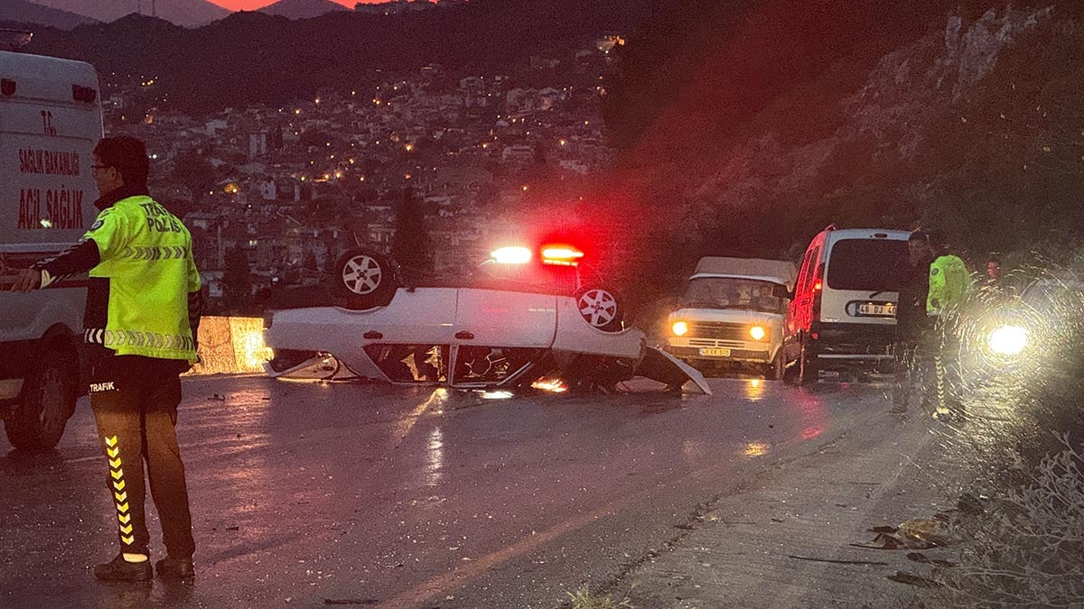 Muğla'da takla atan otomobil uçurumun kenarında durdu: 1 yaralı
