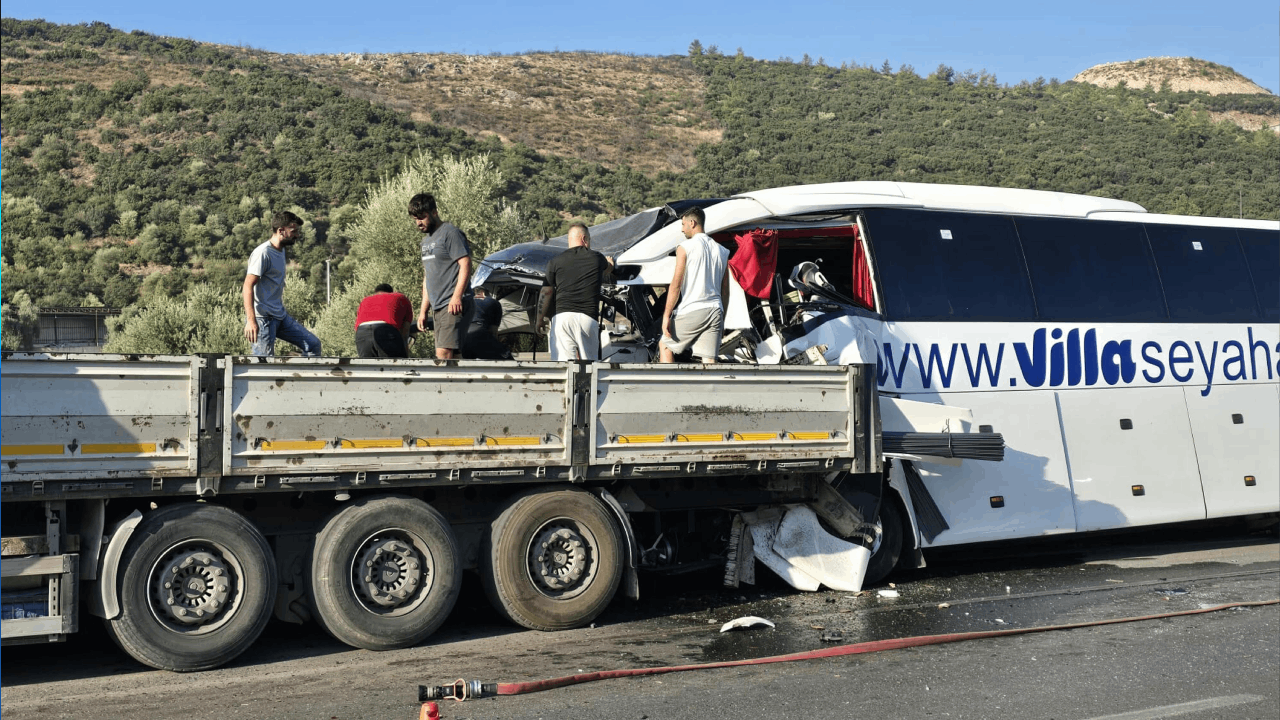 Muğla'da Tur Otobüsü TIR'a Çarptı: 1 Ölü, 21 Yaralı
