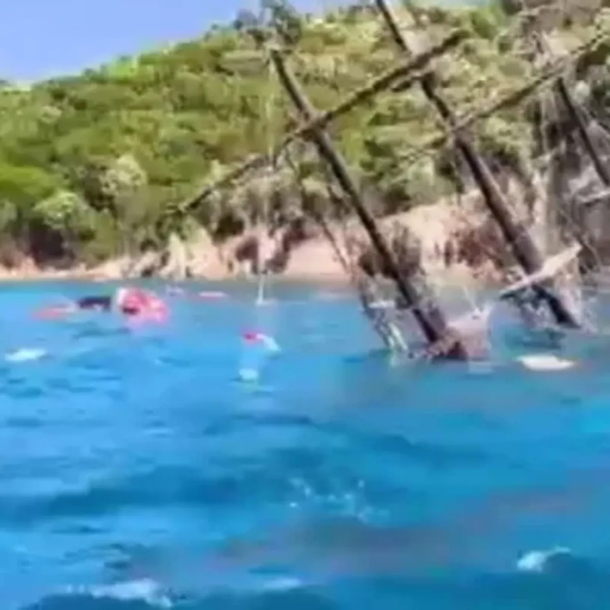 Muğla'da tur teknesi battı: 25 kişi son anda kurtarıldı