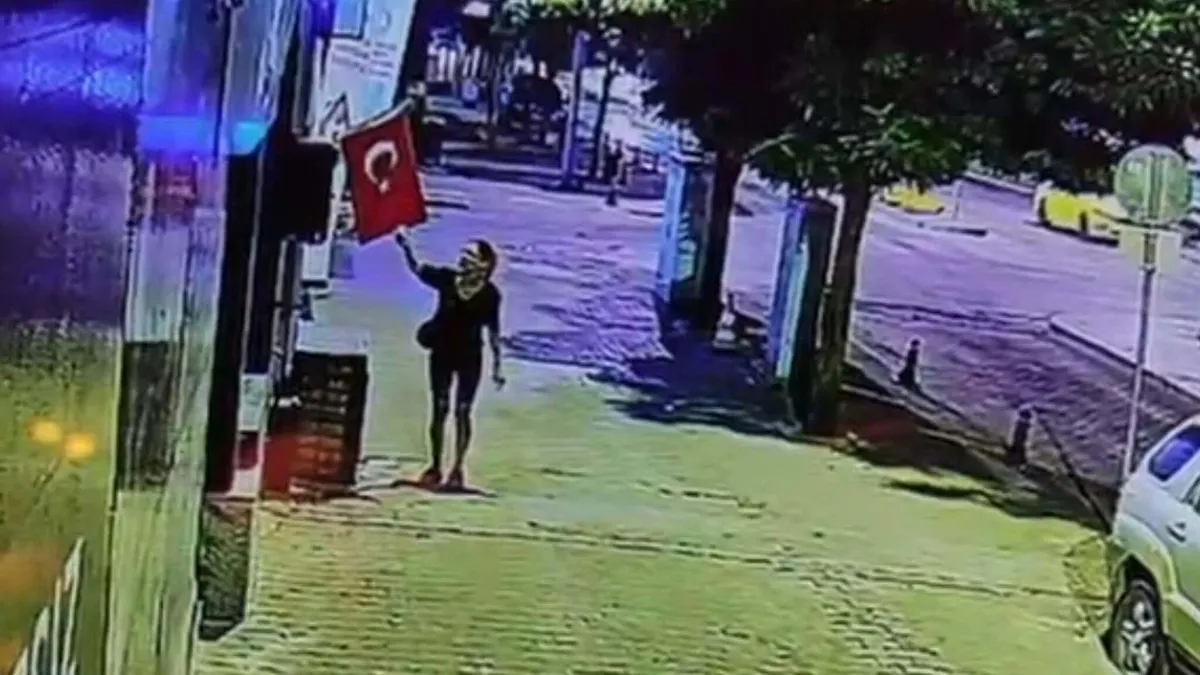 Muğla'da Türk Bayrağını Yakan Kadın Gözaltında