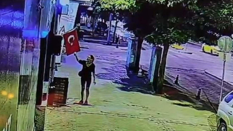 Muğla'da Türk bayrağını yakan kadın aranıyor