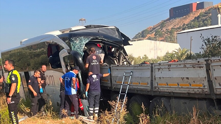 Muğla'da Otobüs-Tır Çarpıştı: 2 Ölü, 18 Yaralı