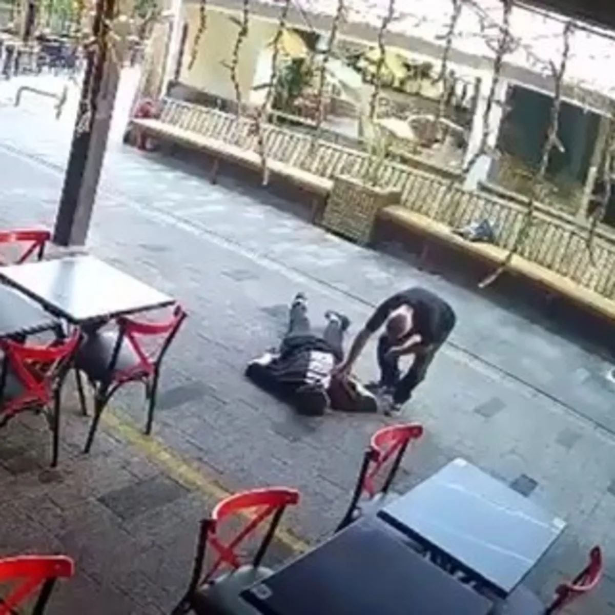 Muğla'da vicdansızlığın böylesi: Bayılan gencin parasını çaldı