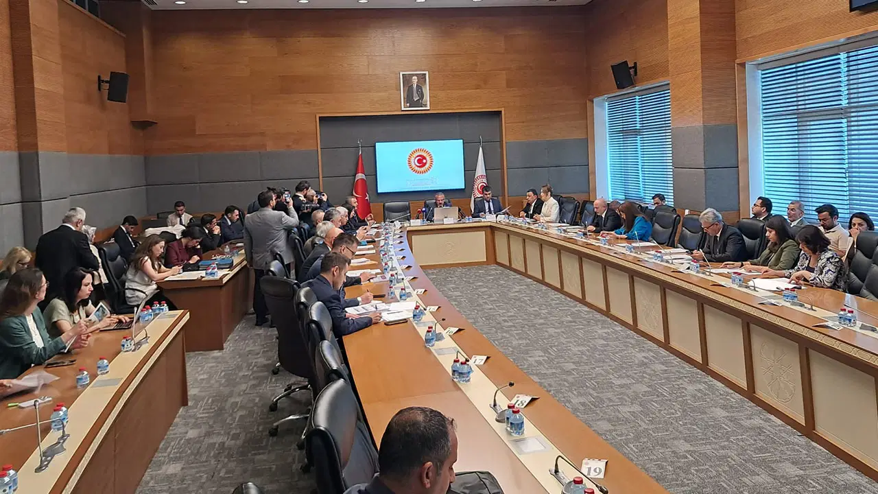 Muhalefet Vekilleri ve Sendikacılar Şiddet Komisyonu'nu Tepkiyle Terk Etti