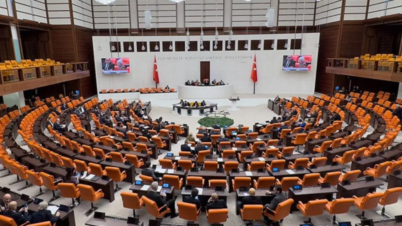 Muhalefetin basın özgürlüğü önergeleri AKP-MHP oylarıyla reddedildi