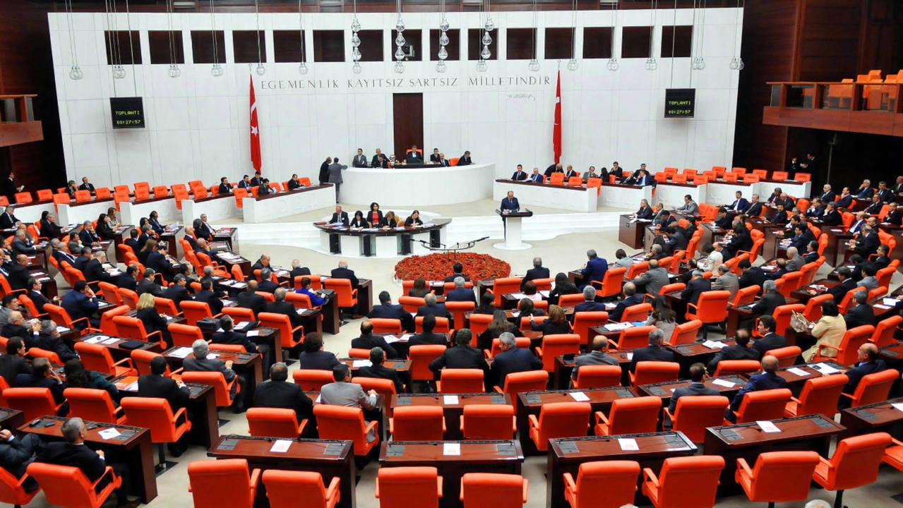 Muhalefetten TBMM'ye sert tepki: 'Hırsızlık konuşulmasın diye Meclis kapatıldı