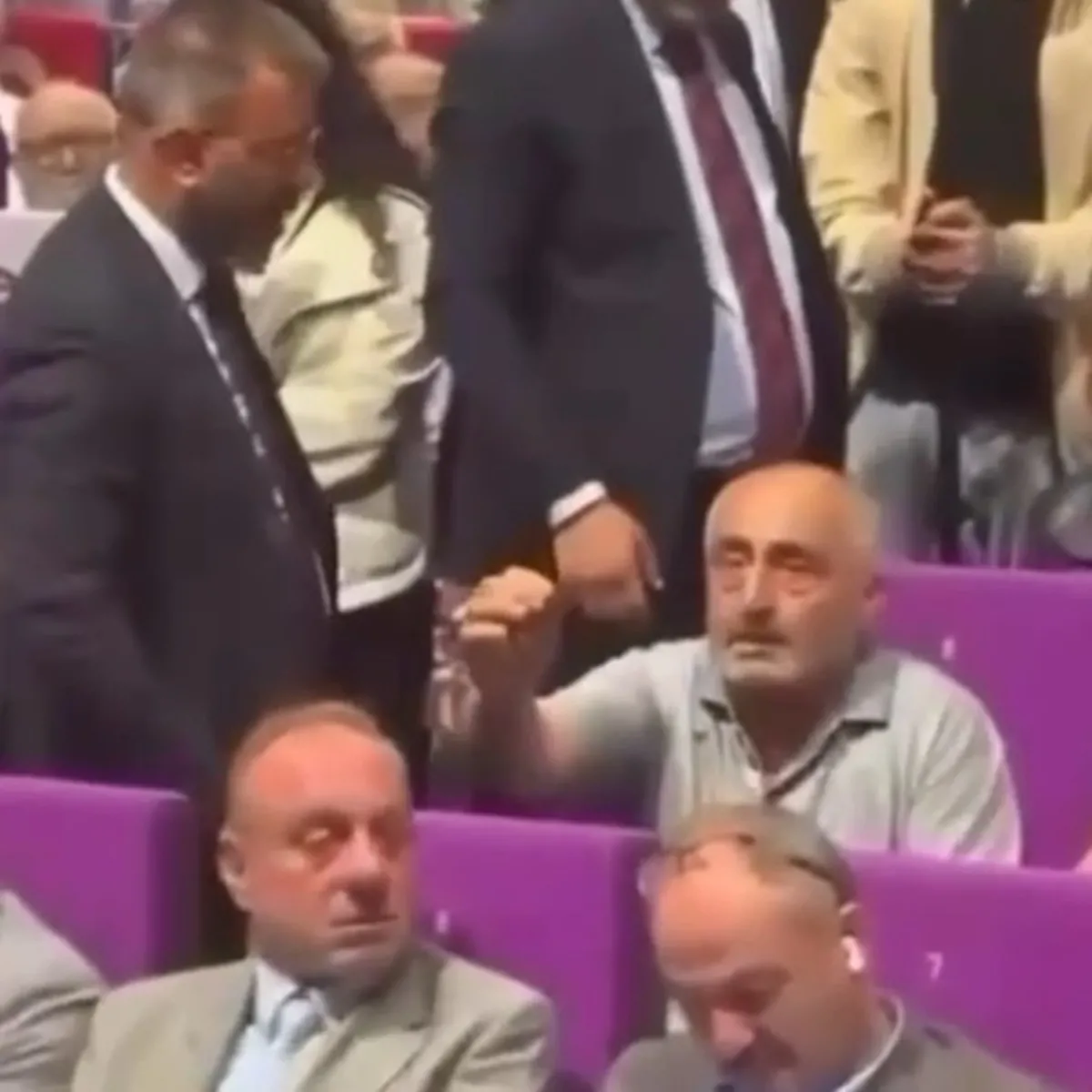Muhalif medyanın algı oyunu çöktü! Hakareti gizleyip müdahaleyi manşet yaptılar
