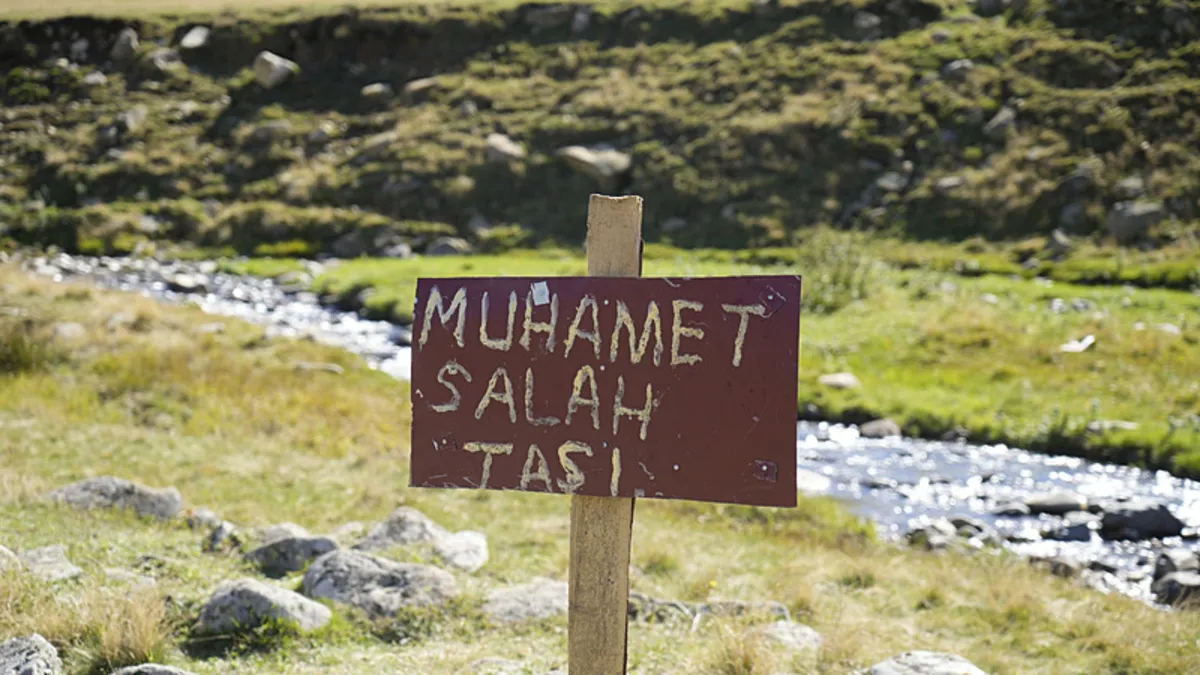 Muhammed Salah'ın Fotoğraf Çektirdiği Yayladaki Bank ve Tabela Söküldü
