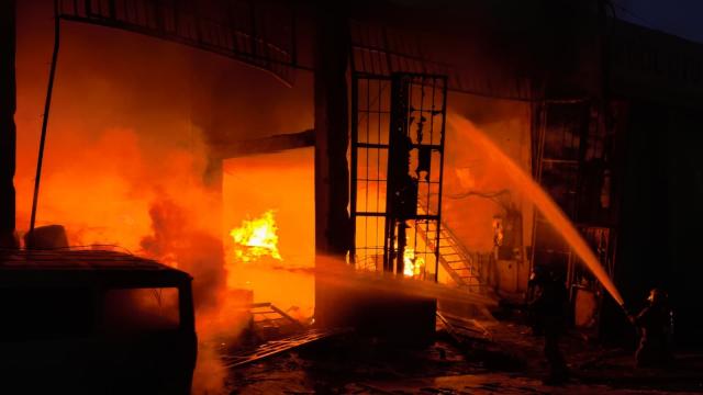 Mühürlü Boya Fabrikasında Yangın: 3 İş Yeri Hasar Gördü
