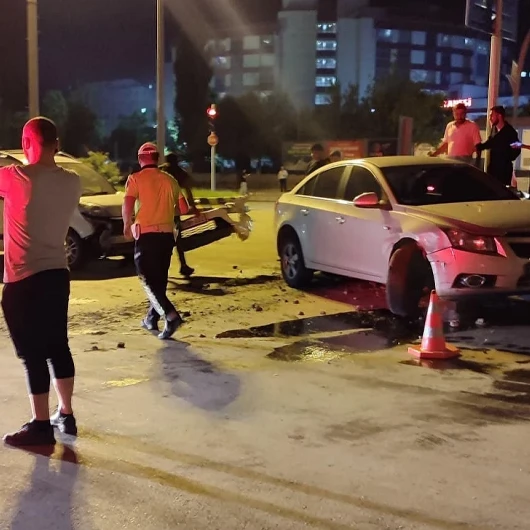 Muş Hastane Kavşağı'nda Trafik Kazası: 2 Yaralı