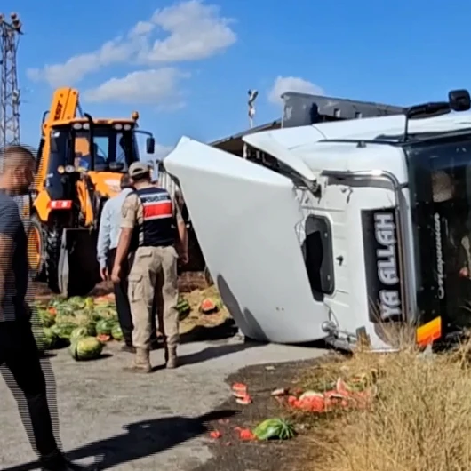 Muş'ta karpuz yüklü tır devrildi: yol karpuz tarlasına döndü