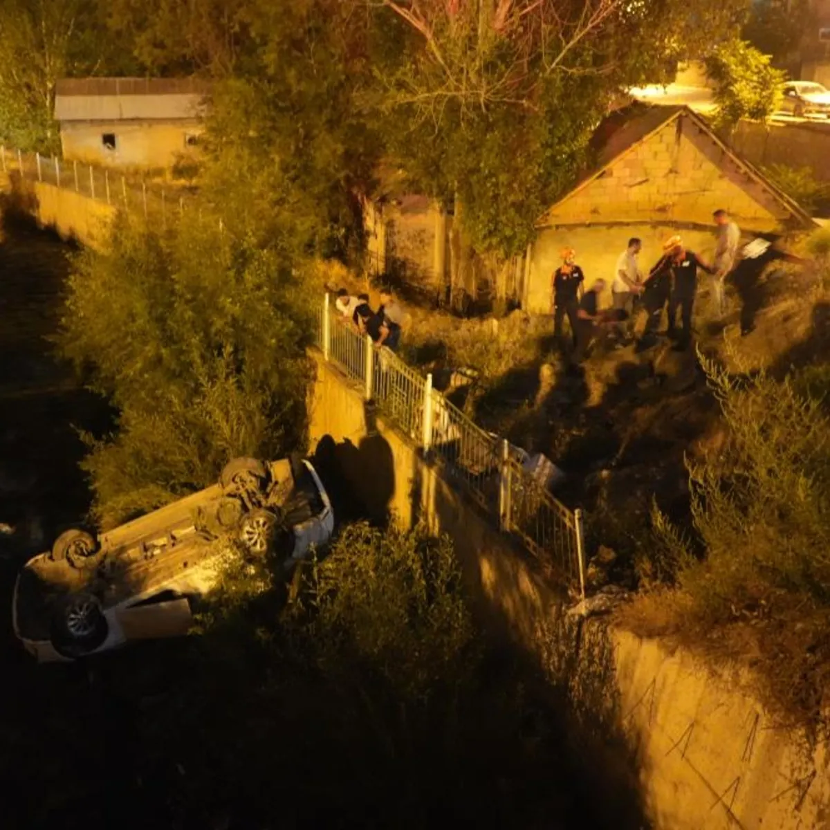 Muş'ta köprüden uçan otomobilde 2 yaralı