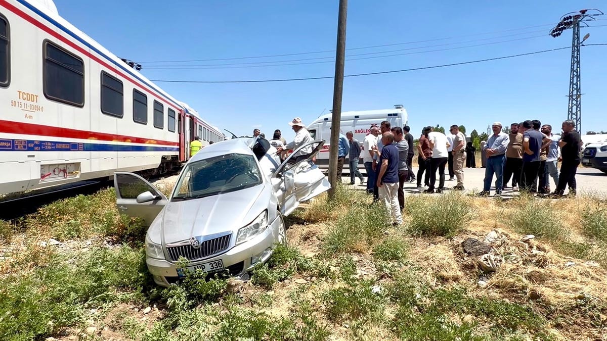 Muş'ta Tren Hemzemin Geçitte Otomobile Çarptı: 3 Yaralı