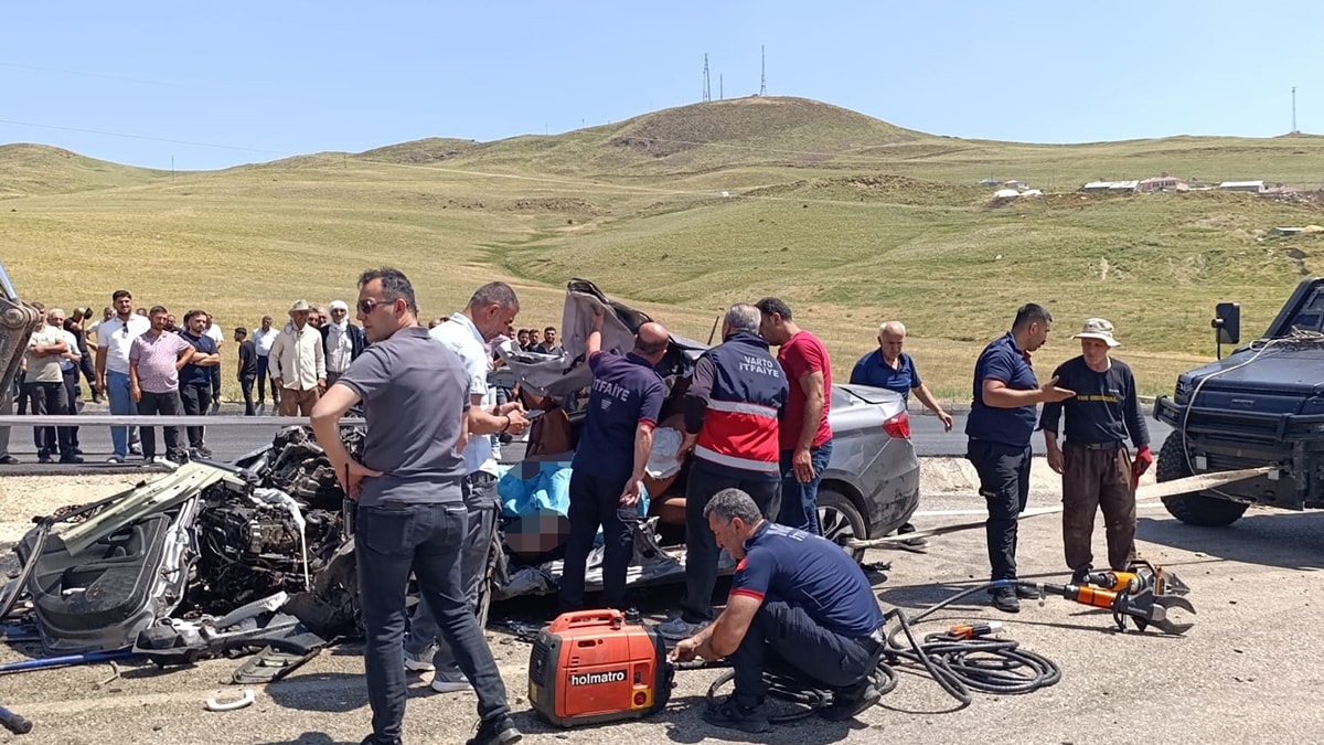 Muş'ta kamyonet ile otomobil çarpıştı: 2 ölü, 1 yaralı