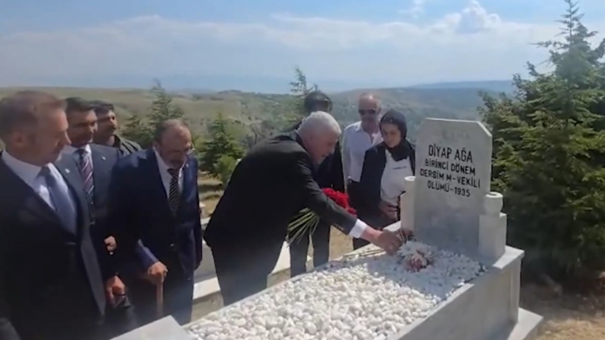 Müsavat Dervişoğlu, Kurtuluş Savaşı Kahramanı Diyap Ağa'nın Mezarında Fatiha Okudu