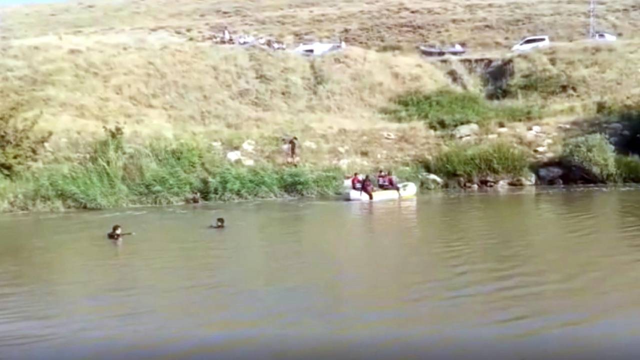 Muş'ta çaya düşen iki kardeşten biri hayatını kaybetti