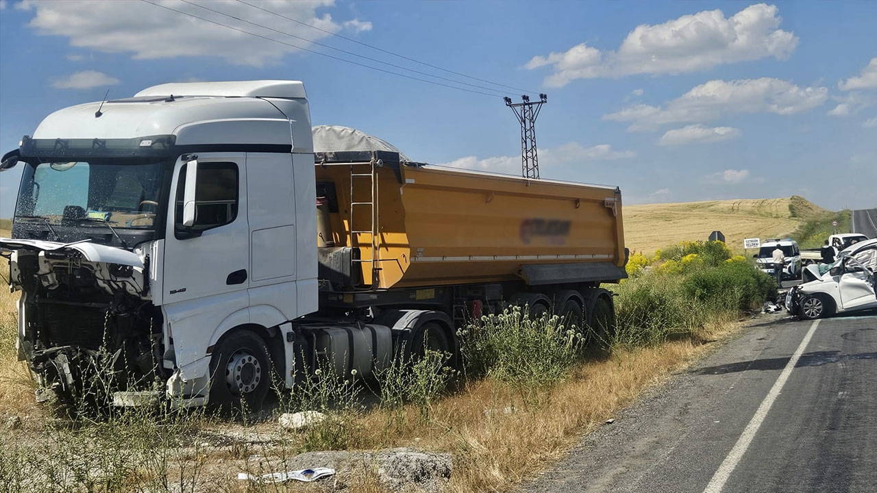 Muş'ta hafif ticari araç ile kamyon çarpıştı: 2 ölü, 2 yaralı