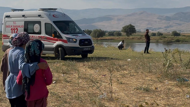 Muş'ta nehre düşen 10 yaşındaki Berat'ı arama çalışmaları aralıksız sürüyor