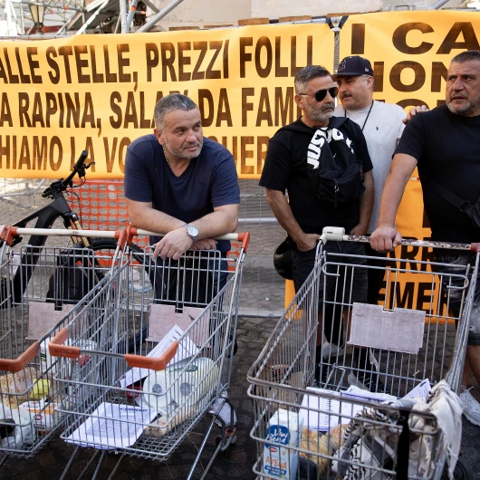Napoli'de Hayat Pahalılığı Protestosu: Boş Alışveriş Arabalarıyla Eylem