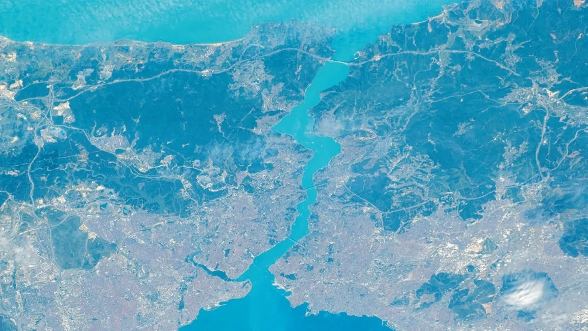 NASA'dan İstanbul'a özel turkuaz fotoğraf: PACE uydusuyla 'Mürekkep Gölü' görüntüsü