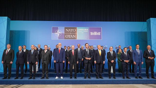 NATO Zirvesi Ankara'da: Liderler Aile Fotoğrafı Çekimi İçin Bir Araya Geldi
