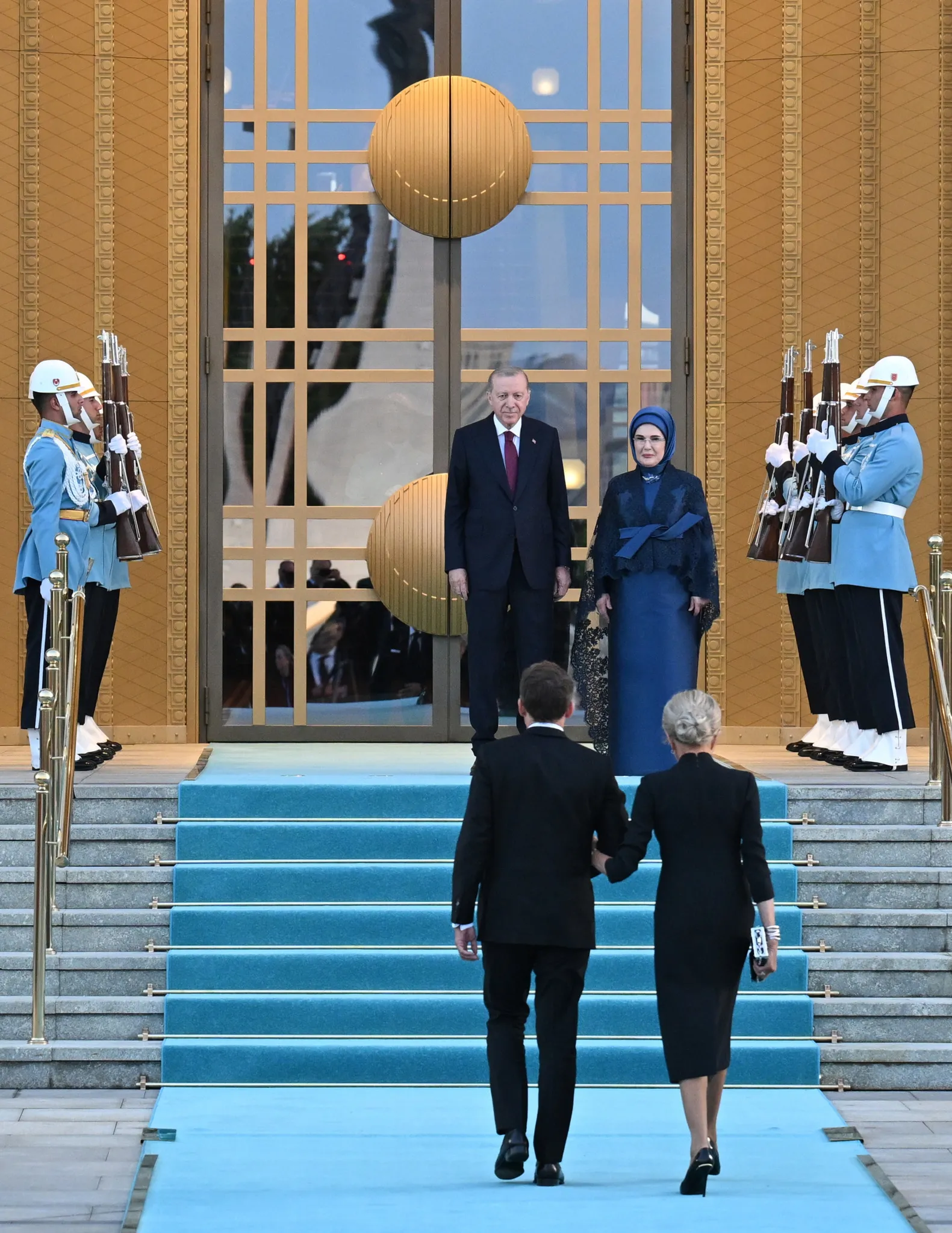 NATO Zirvesi'nde Ankara'da tarihi aile fotoğrafı: Erdoğan çiftinden özel davet