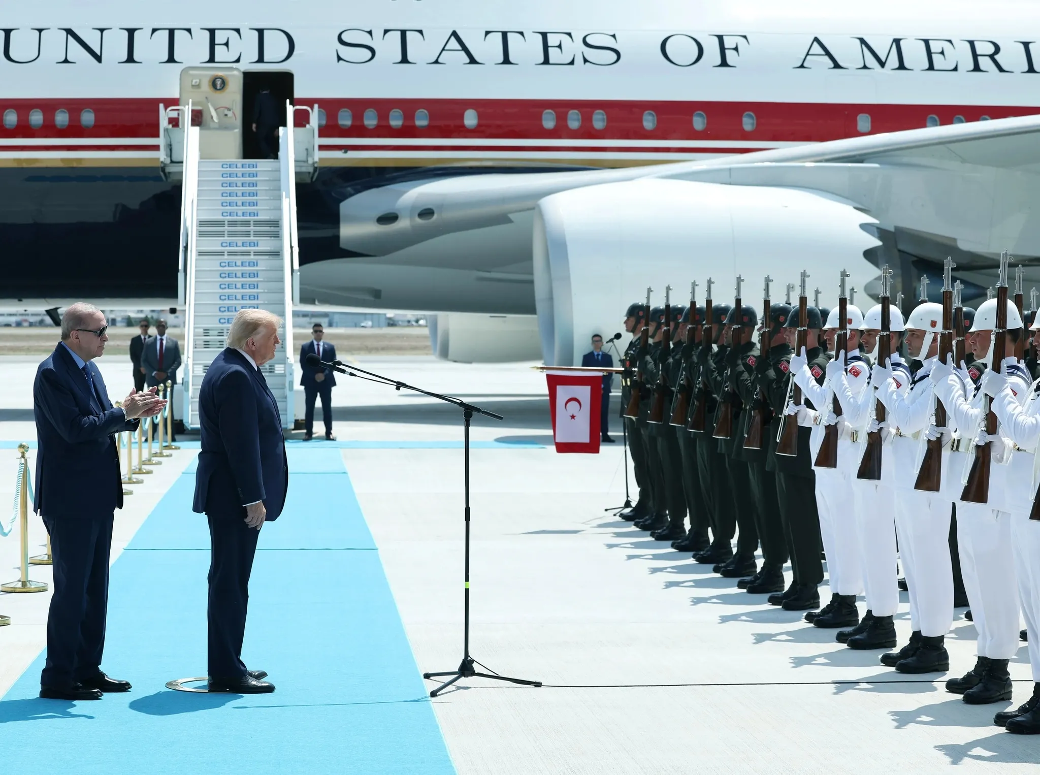 NATO Zirvesi'nde vatandaşlardan karşılama törenlerine tam not