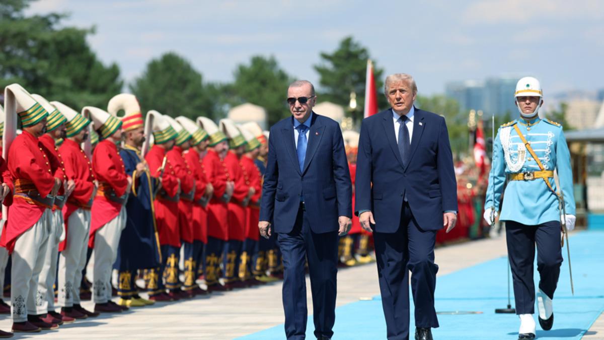 NATO Zirvesi'nde mehter rüzgarı: Trump'tan tarihi ilgi