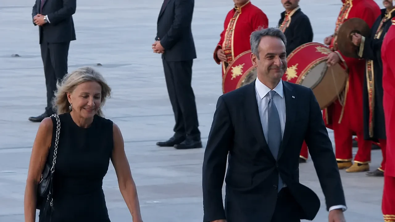 NATO zirvesinde Yunanistan Başbakanı Miçotakis'in şaşkın anları