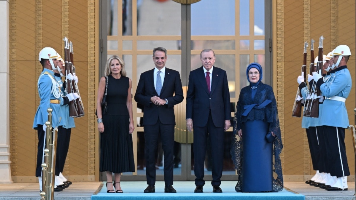 NATO Zirvesi'nde Miçotakis'e 'Ceddin Deden' Marşı Sürprizi