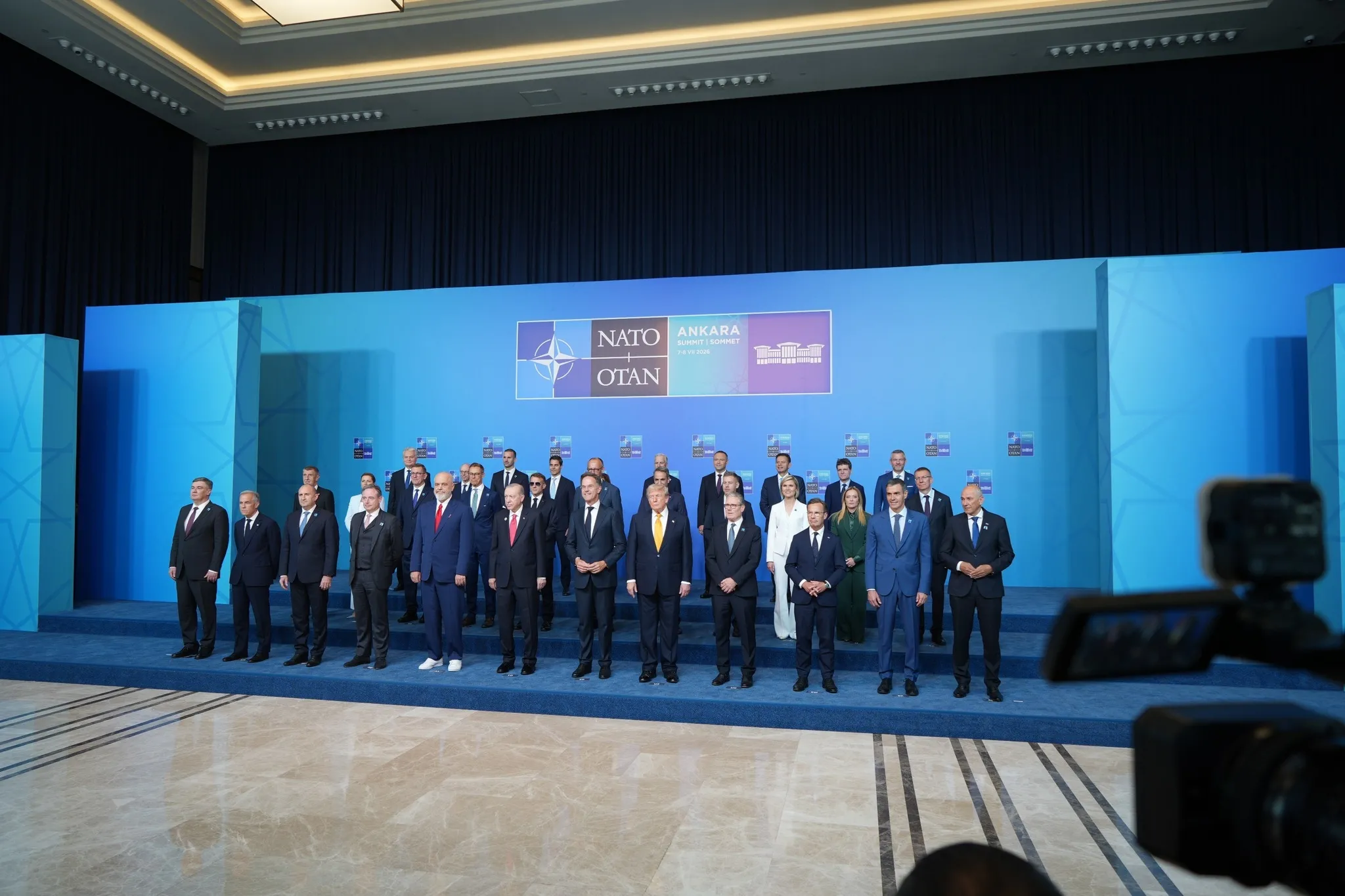 NATO Zirvesi'nde tarihi an: Çekya iki liderle temsil edildi