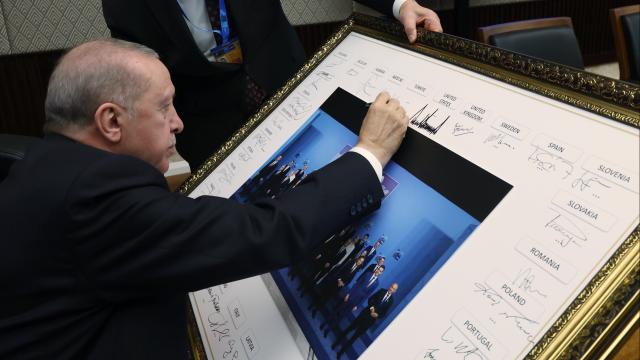 NATO Zirvesi'nde tarihi imza: Liderler aile fotoğrafını onayladı