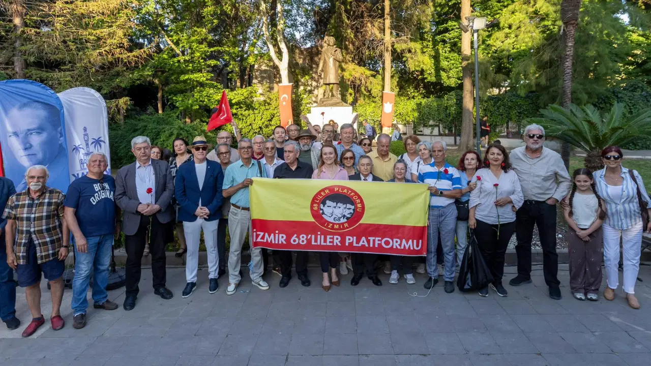 Nazım Hikmet İzmir'de Heykeli Başında Anıldı, Başkan Mutlu'dan Vatan Sevgisi Vurgusu