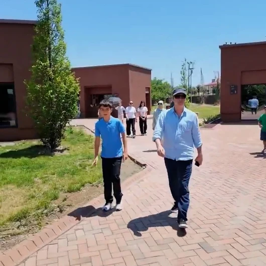 Necati Şaşmaz Malazgirt Zaferi'nin 955. Yılında Çocuklarıyla Ahlat'ta