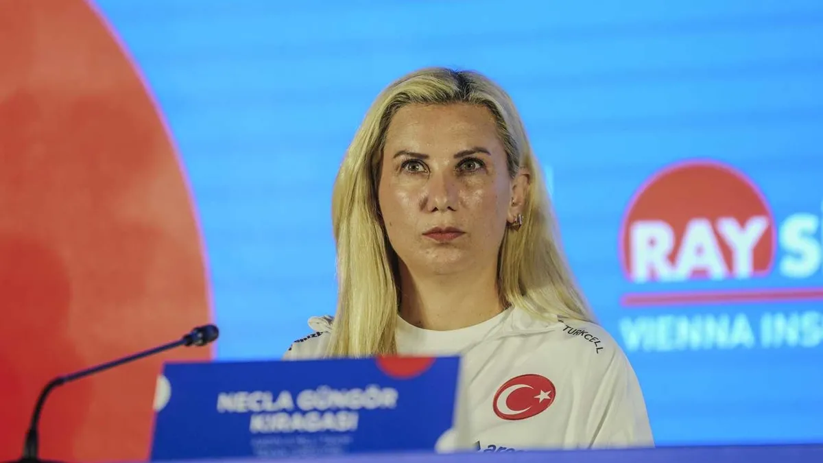Necla Güngör Kıragası: "Bu kızlar ilklerin takımı olmak istiyorlar