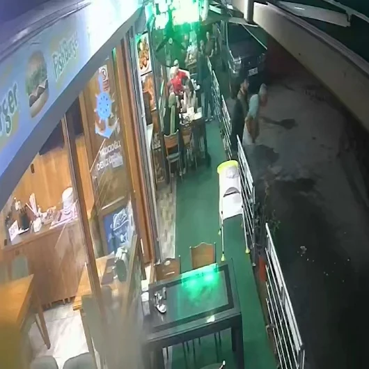 Nefes Borusuna Yiyecek Kaçan Müşterisini Heimlich Manevrasıyla Kurtardı