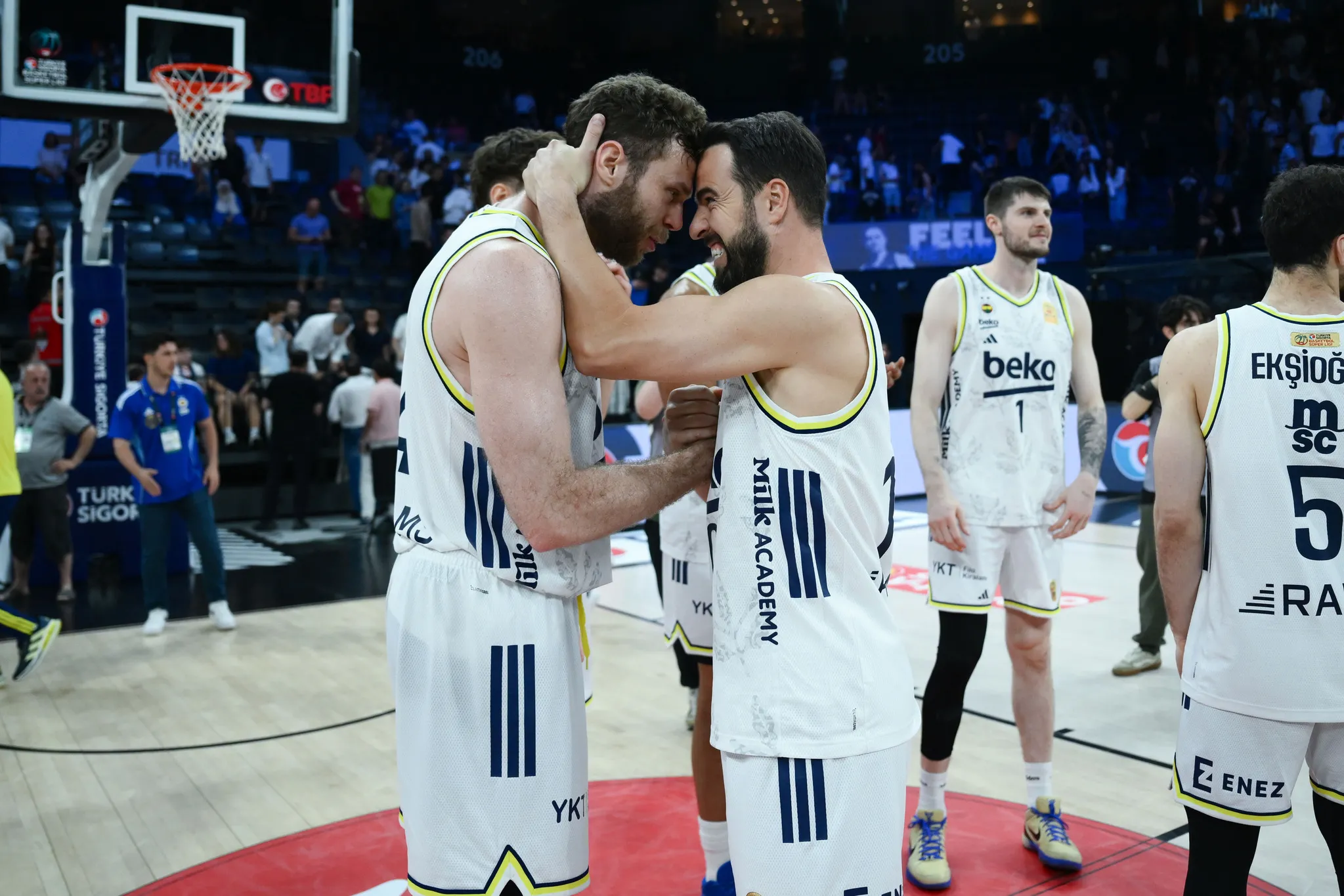 Nefes kesen derbide mutlu son: Fenerbahçe Beko finalde