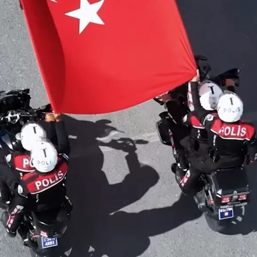 Nefes Kesen Tatbikat: 100 Motosikletli Polis Sahaya İniyor
