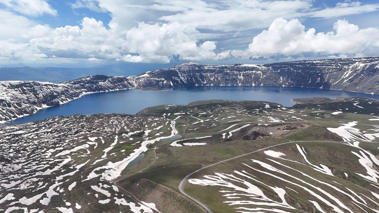 Nemrut Kalderası'nda yeni sezon başladı: 10 metrelik dev kar tünelleri görenleri büyülüyor