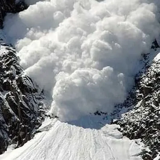 Nepal'de 7 Bin 126 Metrelik Dağda Çığ: 10 Kayıp