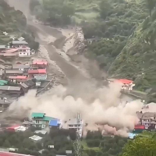 Nepal'de devasa sel köyü yuttu: Dehşet anları kamerada