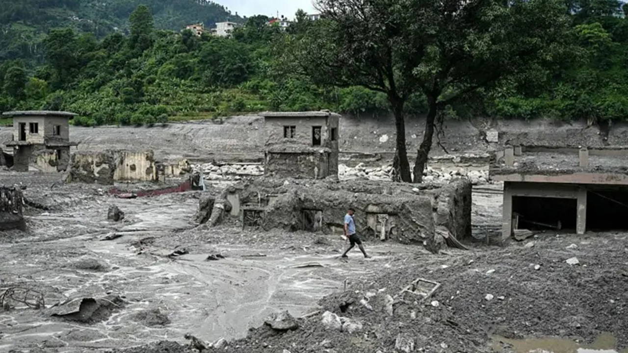 Nepal'de Sel Felaketi: Okul Müdürünün Cesur Kararı 900 Öğrenciyi Kurtardı
