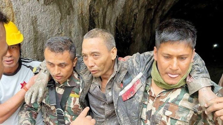 Nepal Sınırındaki Selde 10 Gün Sonra Bir Mucize: Tünelde Mahsur Kalan Çinli Sağ Kurtarıldı