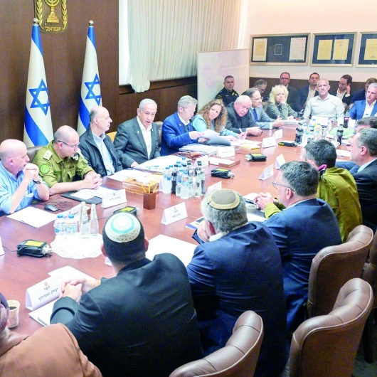 Netanyahu'ya 'Gerilimi Artırma' Uyarısı: Suriye Saldırısı İsrail'de Tartışma Yarattı