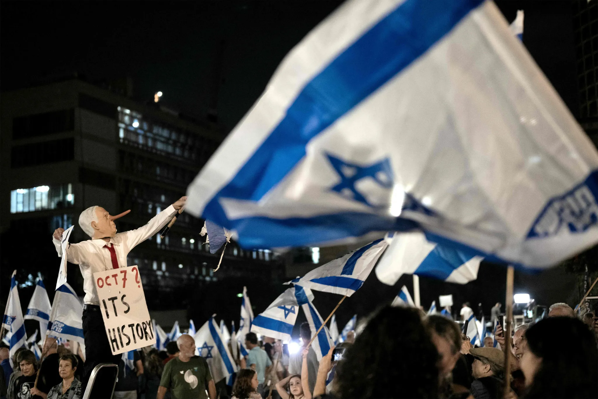 Netanyahu'ya Tel Aviv'de protesto: On binler sokağa indi